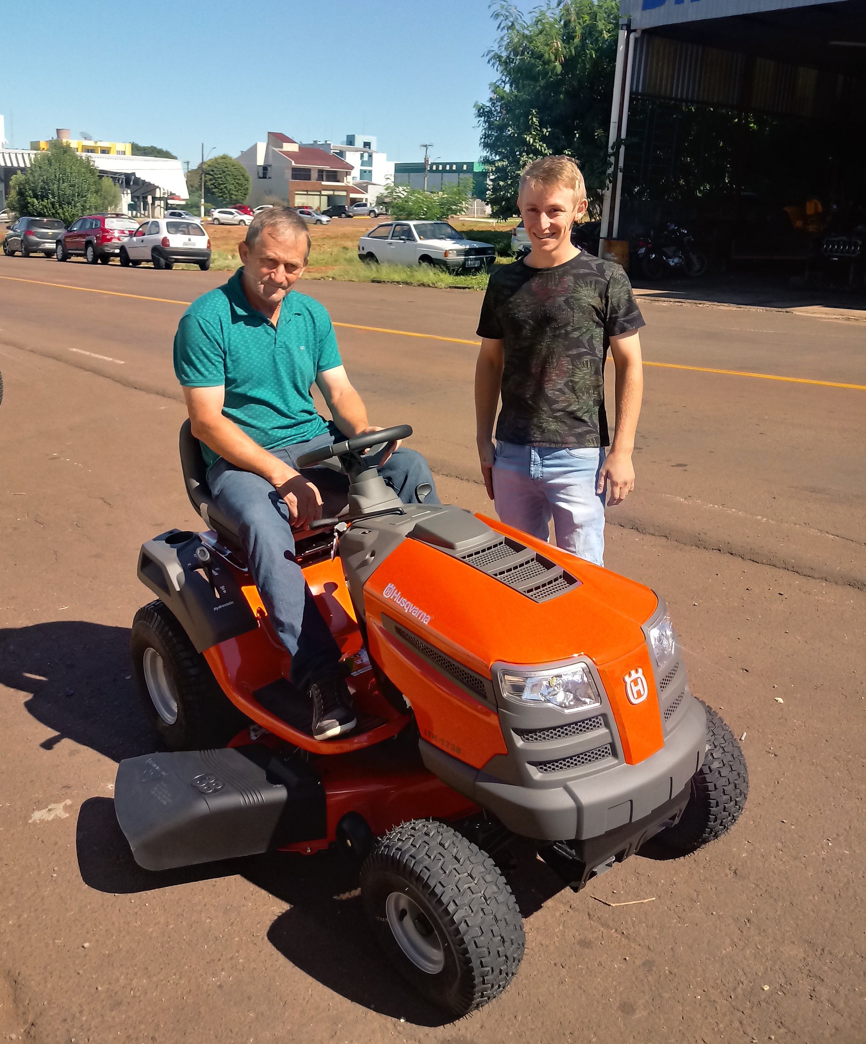 MAIS UM CLIENTE SATISFEITO COM O CORTADOR DE GRAMA HUSQVARNA LTH1738